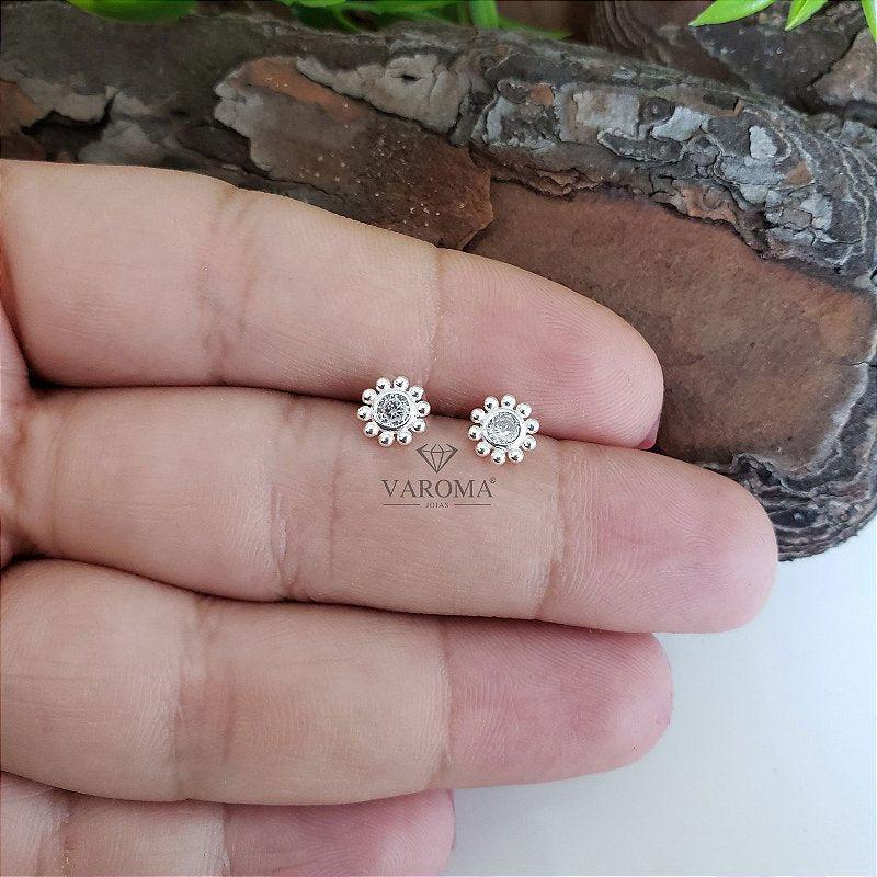 Brinco de flor com zircônias cravejada em prata 925