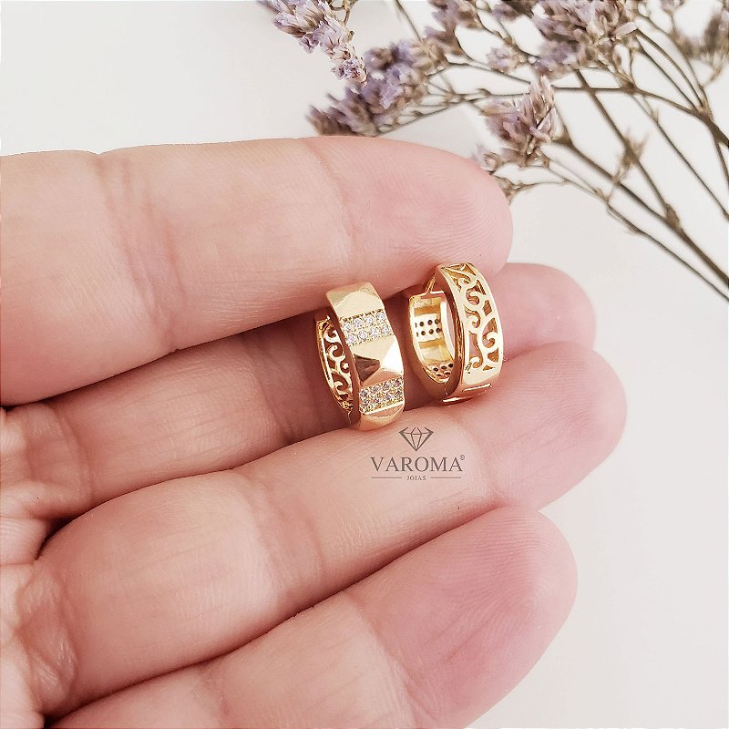 Brinco de argolinha com zircônias e com detalhes lisos banhado em ouro 18k