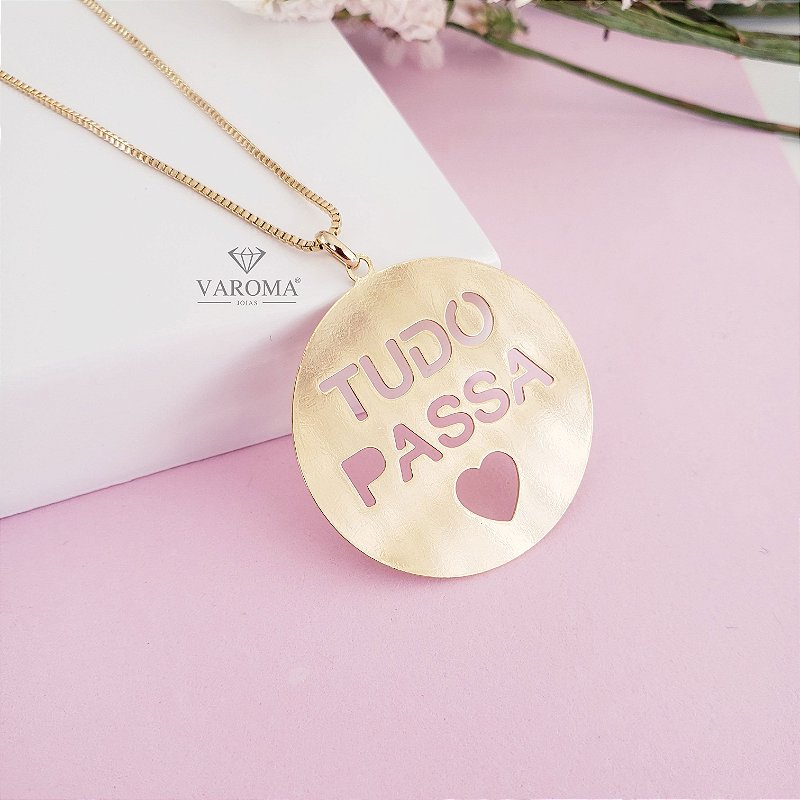 Colar com medalha escrito “Tudo passa” banhado em ouro 18k