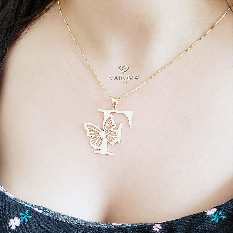 Colar com borboleta e letra personalizável  banhado em ouro 18k