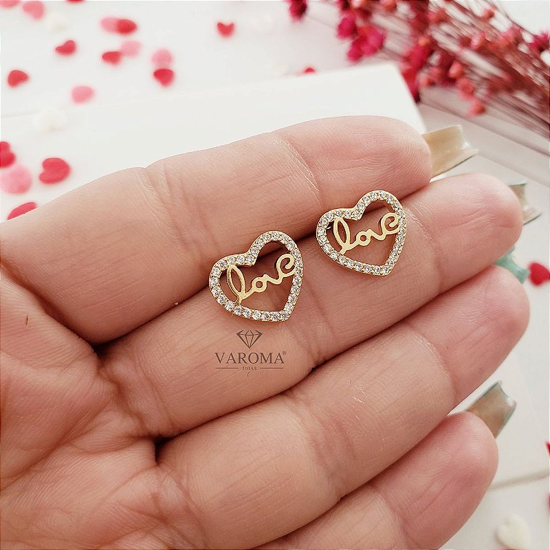 Brinco de coração cravejado com zircônias escrito love banhado em ouro 18k