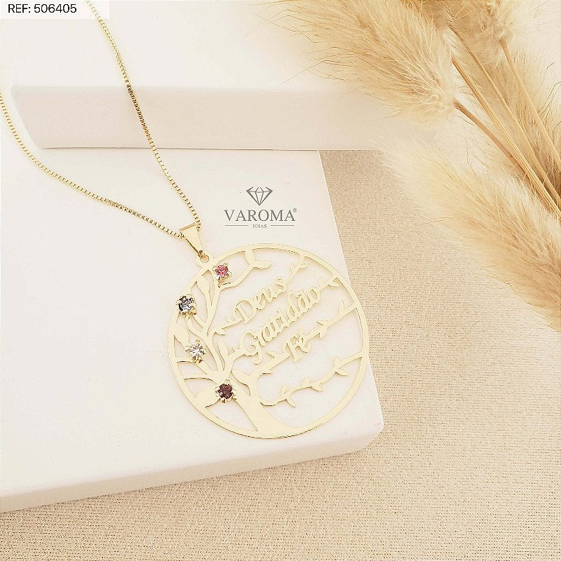 Colar personalizável com Árvore da Vida cravejada com zircônias e três nomes banhado em ouro 18k