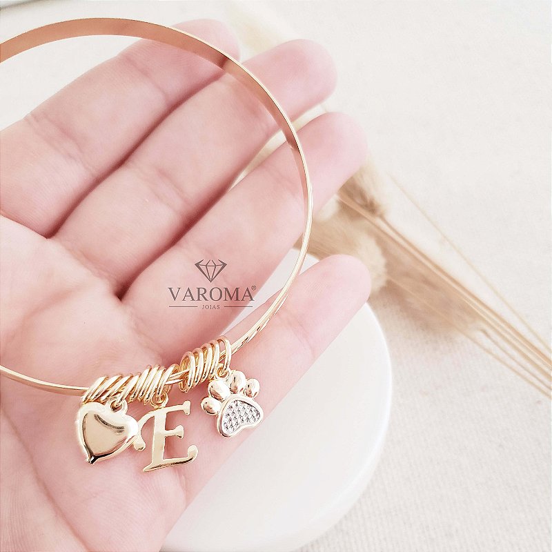 Bracelete com patinha, coração e letra personalizável banhado em ouro 18k