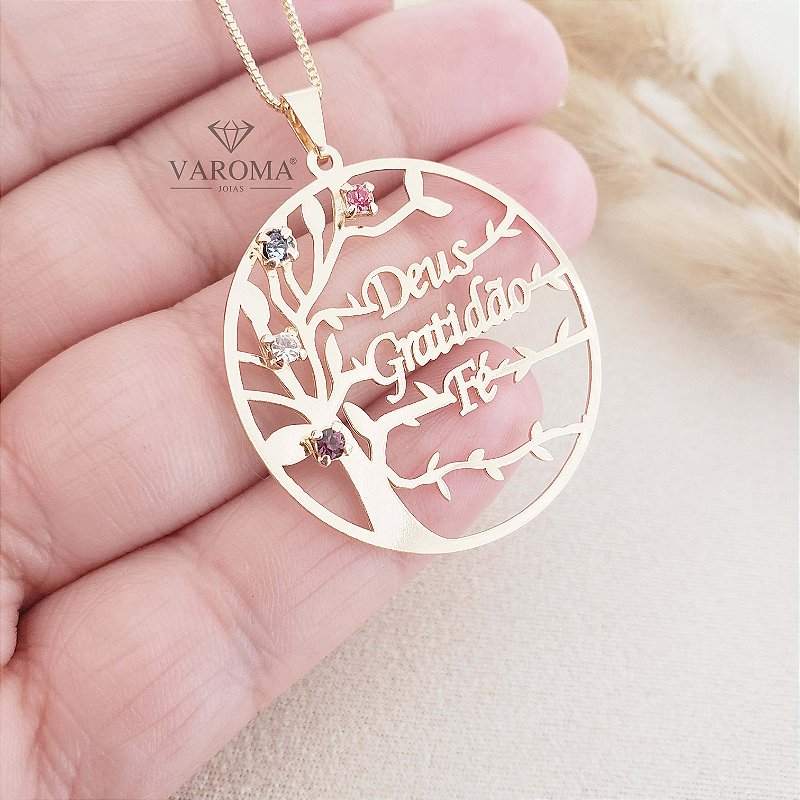 Colar personalizável com Árvore da Vida cravejada com zircônias e três nomes banhado em ouro 18k