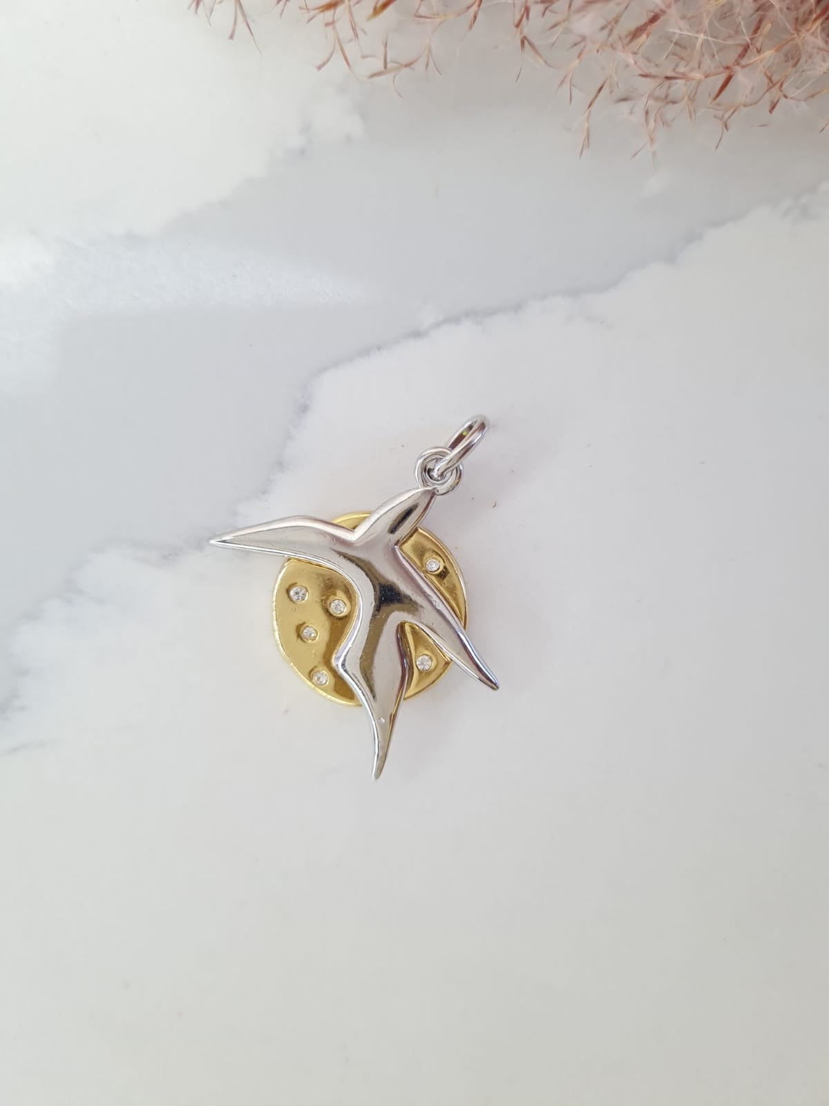 Pingente Pomba da paz | Banhado em ouro 18K com detalhes em Ródio