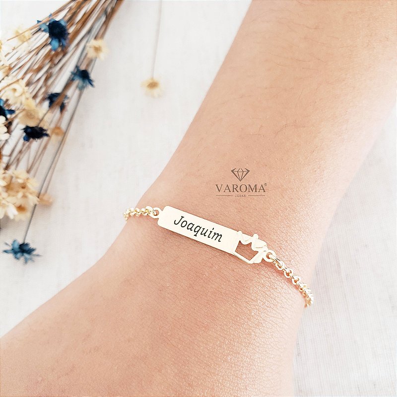 Pulseira infantil plaquinha personalizável com coroa e correntinha estilizada banhada em ouro 18k