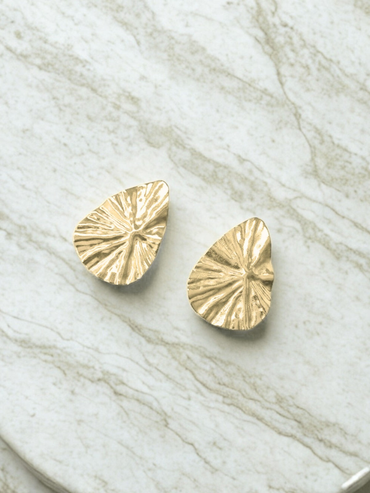 Brinco oval orgânico | Banhado em ouro 18K