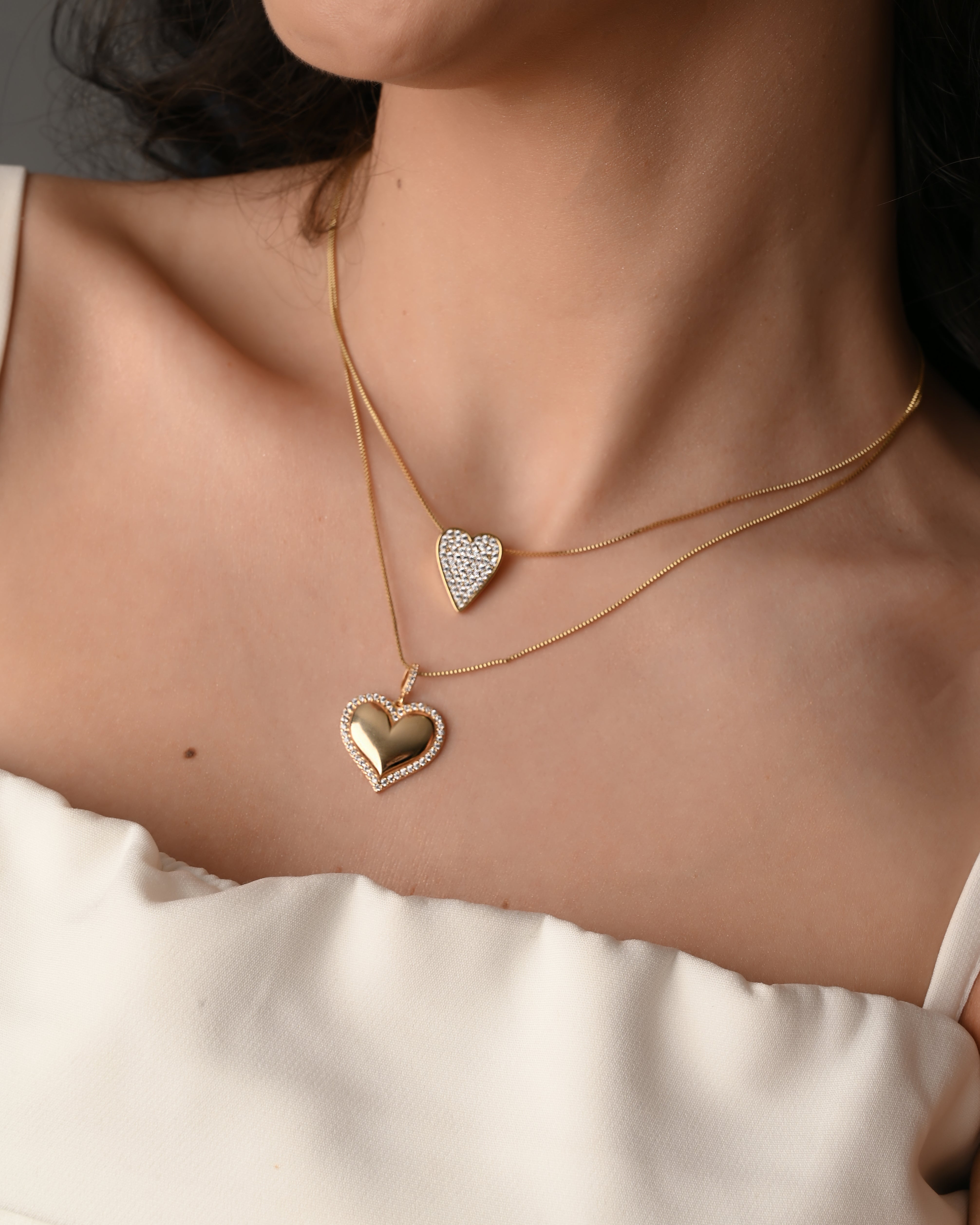 Colar com Coração Liso com Destalhes Cravejados com Zircônias Banhado a Ouro 18k