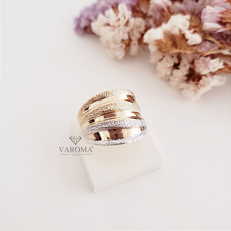 Anel com detalhes de ondas banhado em ouro 18k