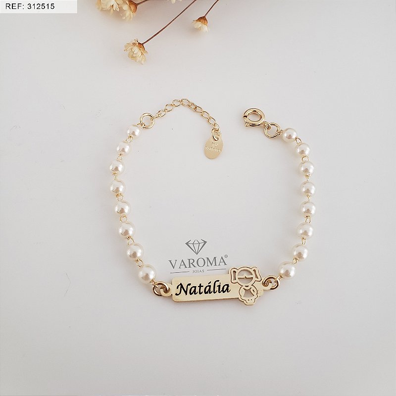 Pulseira infantil personalizável com pérolas e plaquinha banhada em ouro 18k