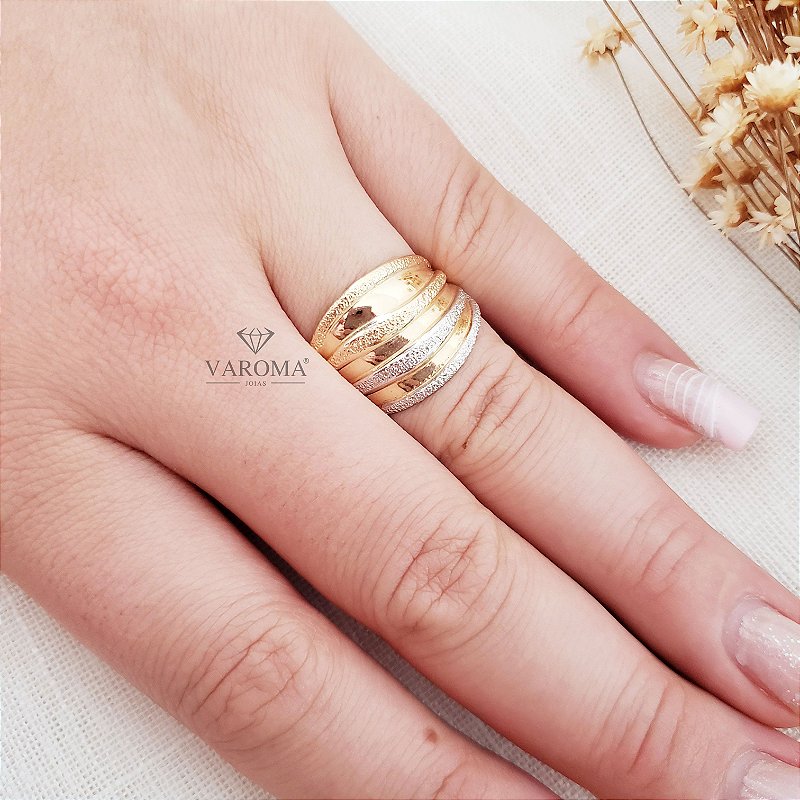 Anel com detalhes de ondas banhado em ouro 18k