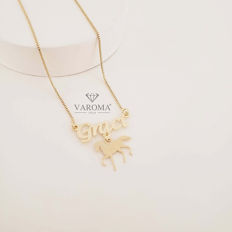 Colar pet personalizável com nome e pingente de cavalinho banhado em ouro 18k