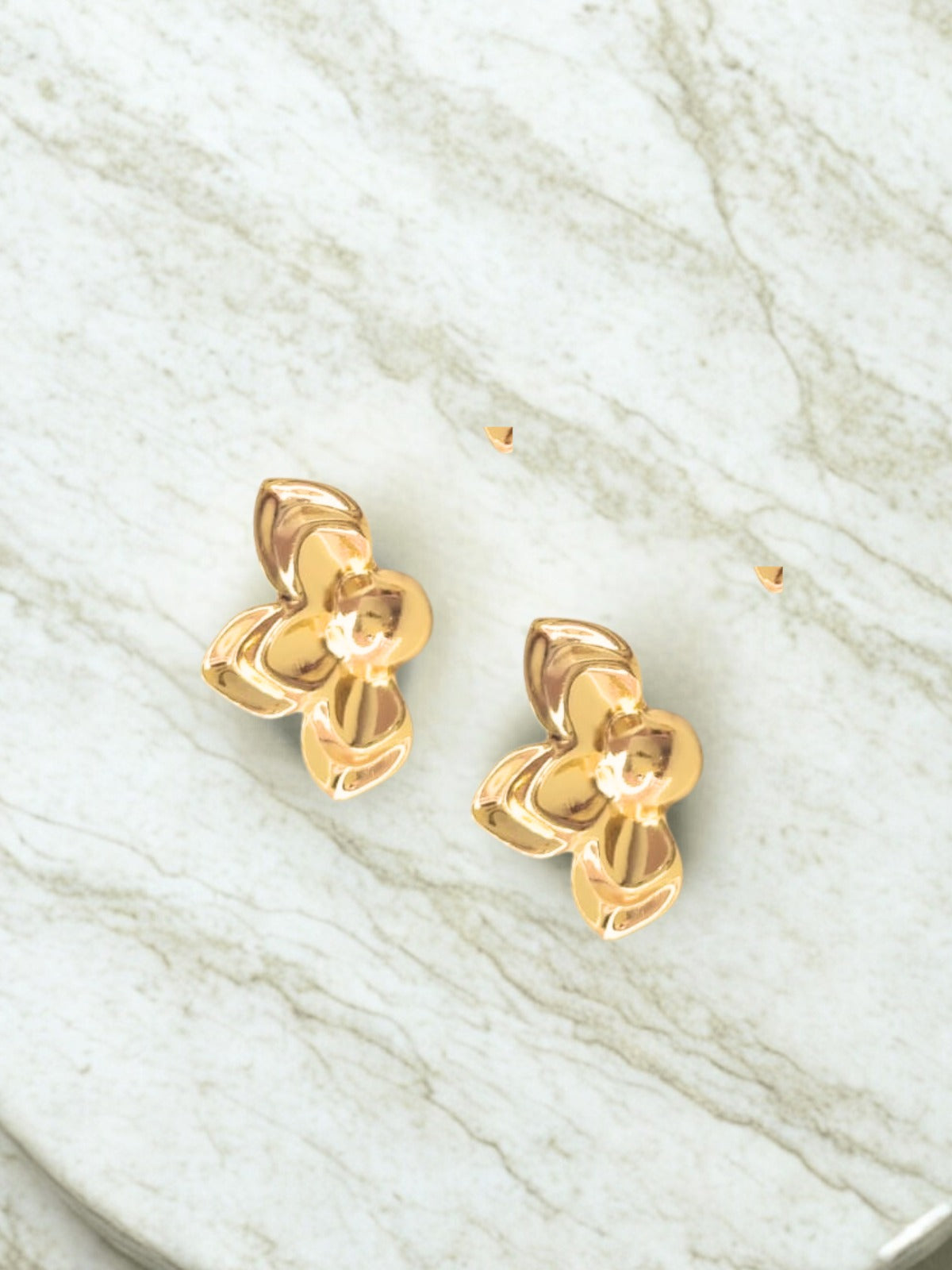 Brinco orgânico de meia Flor | Banhado em ouro 18K