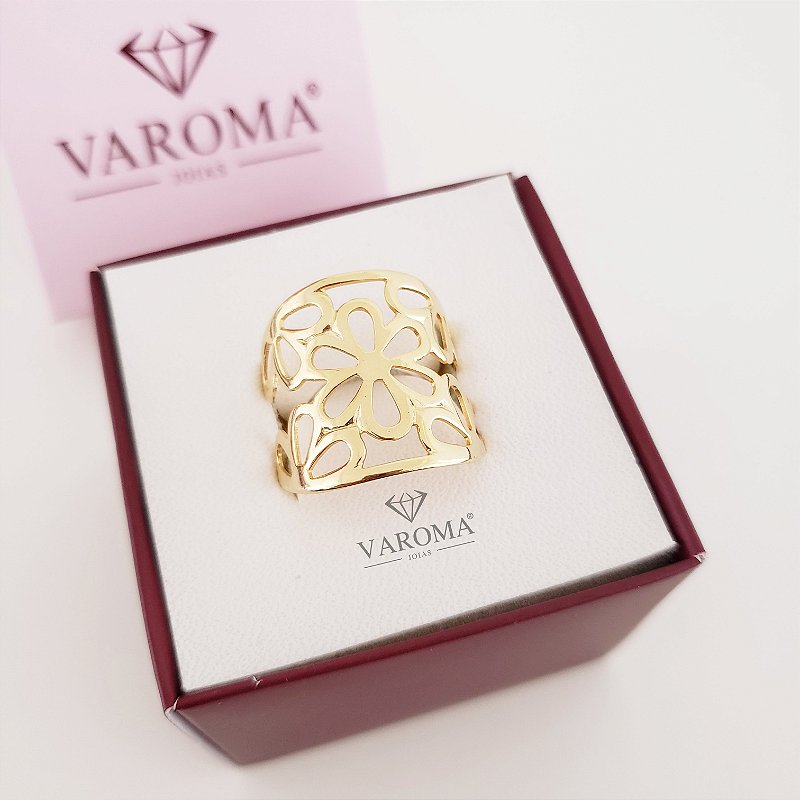 Anel com detalhes de flores vazados banhado em ouro 18k