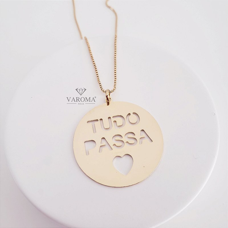 Colar com medalha escrito “Tudo passa” banhado em ouro 18k