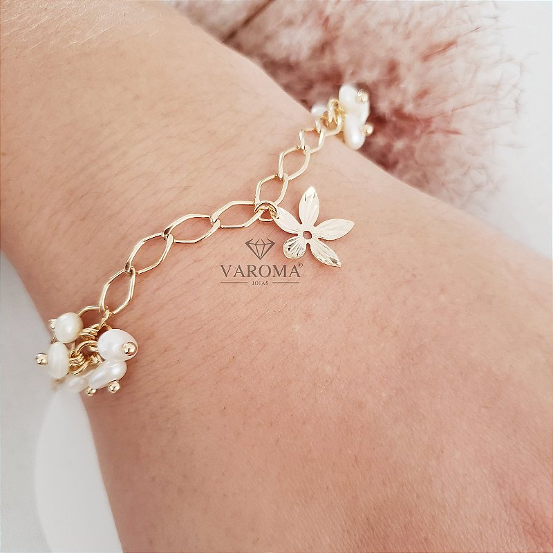 Pulseira com pérolas e flor banhada em ouro 18k