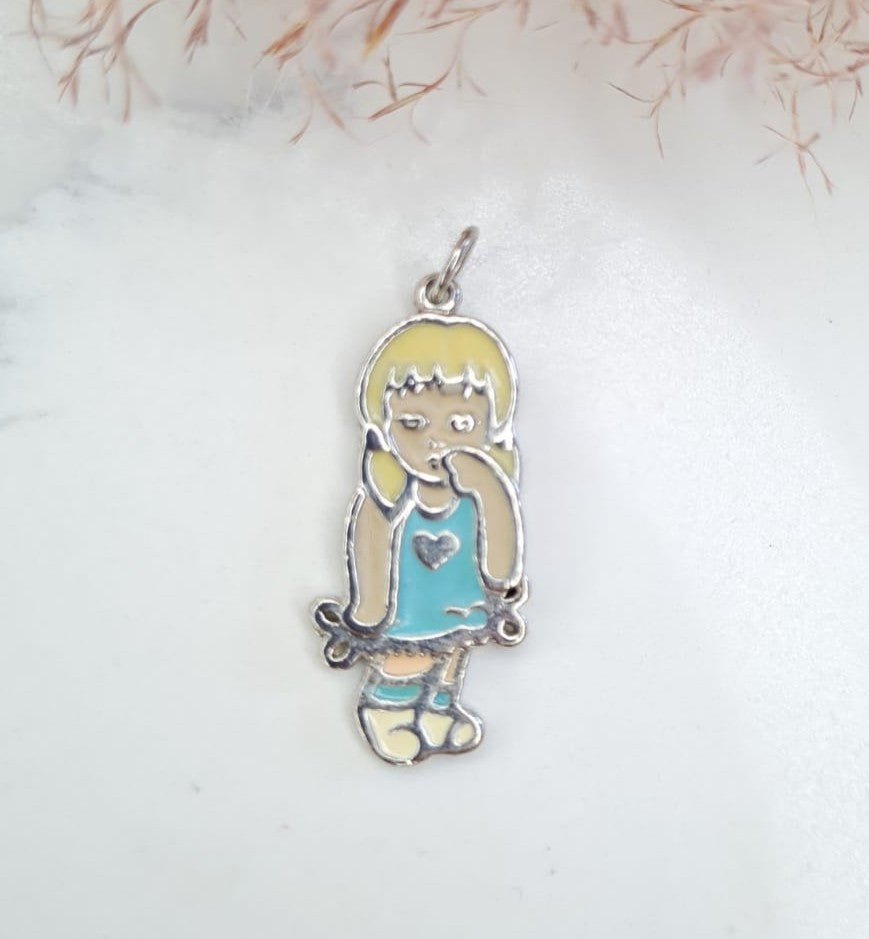 Pingente de menina loira com resina colorida | Banhado em prata 925