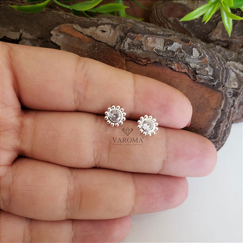 Brinco de flor com zircônias cravejada em prata 925