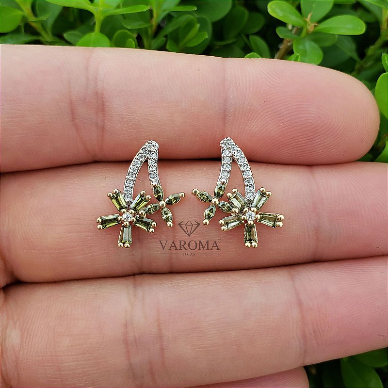 Brinco de flores cravejadas de zircônias banhado em ouro 18k