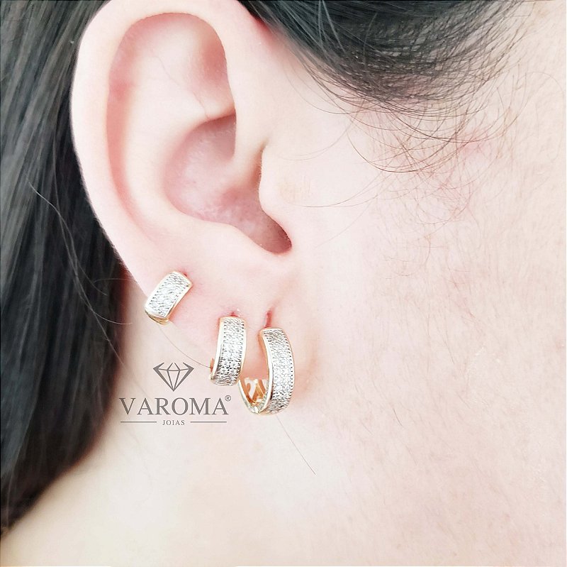 Trio de brincos de Susana com detalhes no aro e cravejados com zircônias banhado em ouro 18k