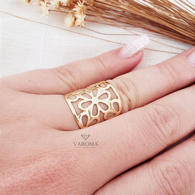 Anel com detalhes de flores vazados banhado em ouro 18k