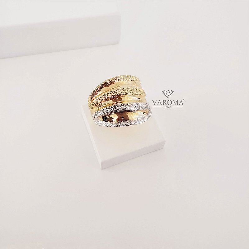 Anel com detalhes de ondas banhado em ouro 18k