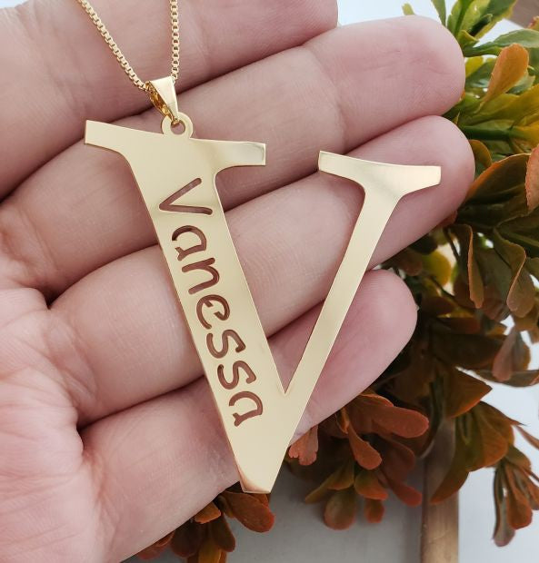 Colar personalizável com letra e nome banhado em ouro 18k