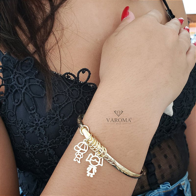 Bracelete com dois pingentes de filhos vazados banhado em ouro 18k