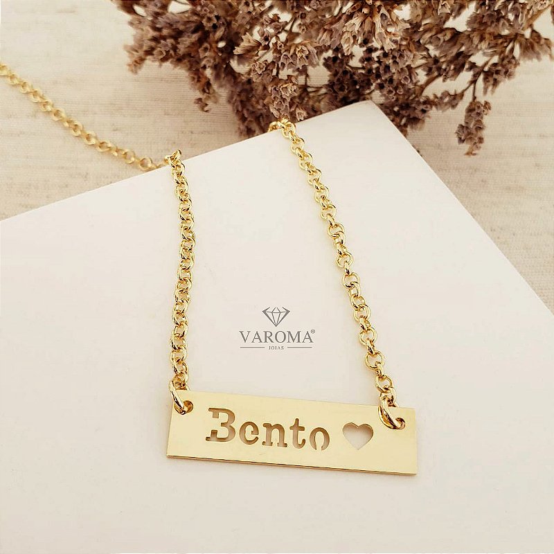 Colar com plaquinha personalizável com nome e coração vazado banhado em ouro 18k