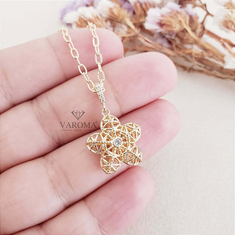 Colar com pingente de flor estilizada cravejada com zircônias banhado em ouro 18k