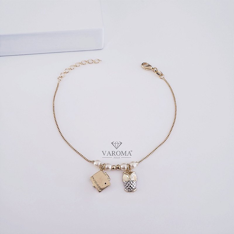 Pulseira de bolinhas e pérolas com pingente de coruja e notebook banhada em ouro 18k