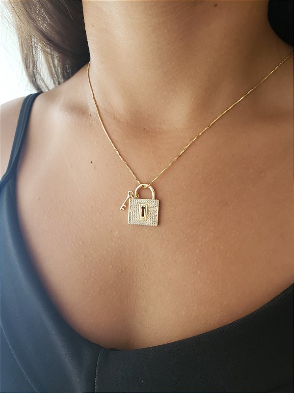 Colar com pingente de cadeado cravejado e chave lisa banhado em ouro 18k