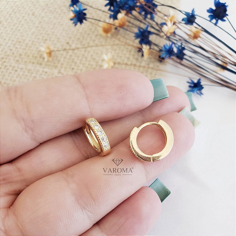 Brinco de argolinhas cravejado com zircônias banhado em ouro 18k