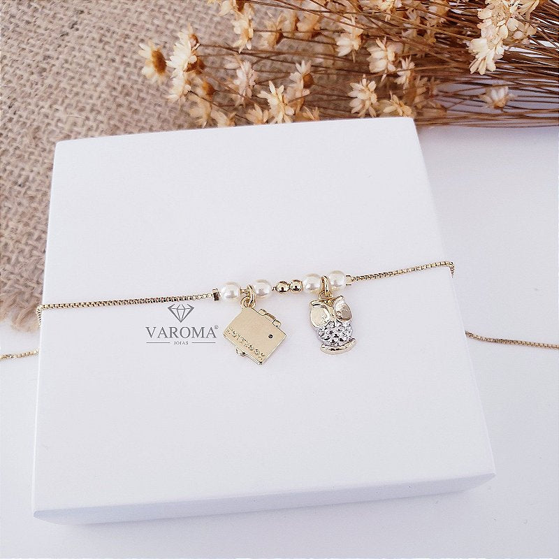 Pulseira de bolinhas e pérolas com pingente de coruja e notebook banhada em ouro 18k