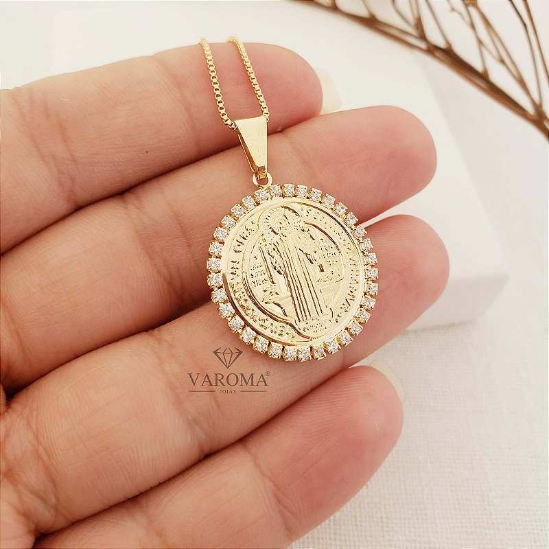 Colar com medalha de São Bento cravejada de micro zircônias banhado em ouro 18k