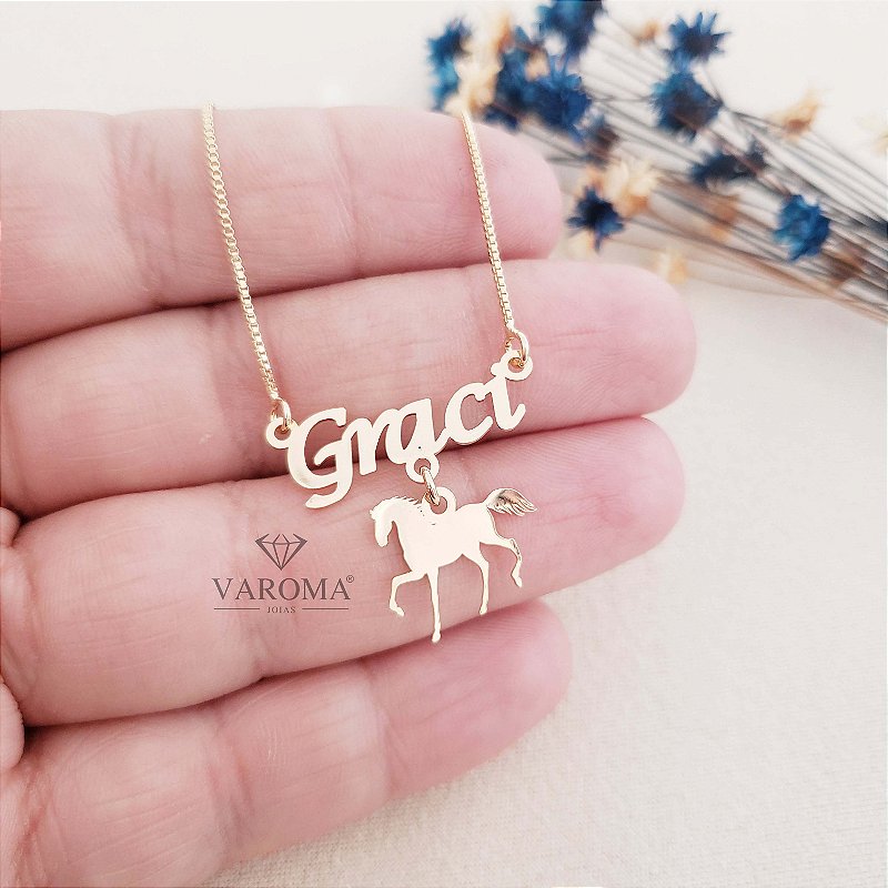 Colar pet personalizável com nome e pingente de cavalinho banhado em ouro 18k