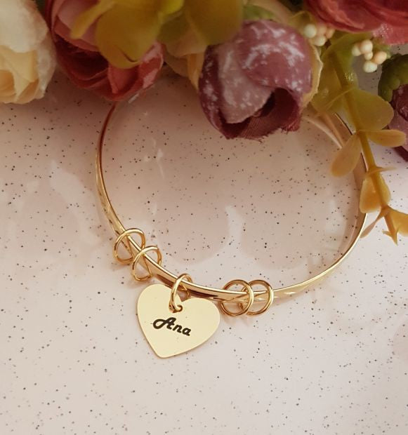 Bracelete com pingente de coração personalizável banhado em ouro 18K